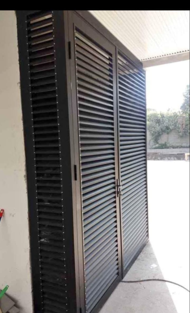 puertas celosías batiente aluminio negro línea am35